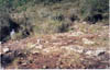 Escarpa rocosa y monte de quebrada en valle menor de la cuenca del A Lunarejo.